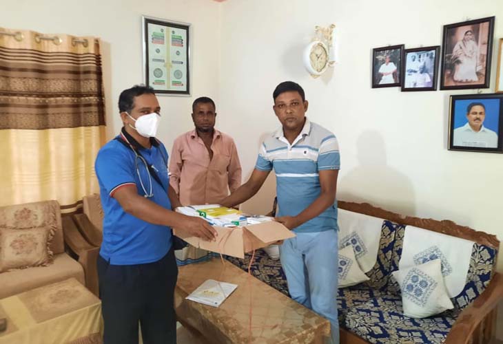 রিয়ার এডমিরাল মাহবুব আলী খানের পরিবারের পক্ষ থেকে  ঔষধ সামগ্রী প্রদান