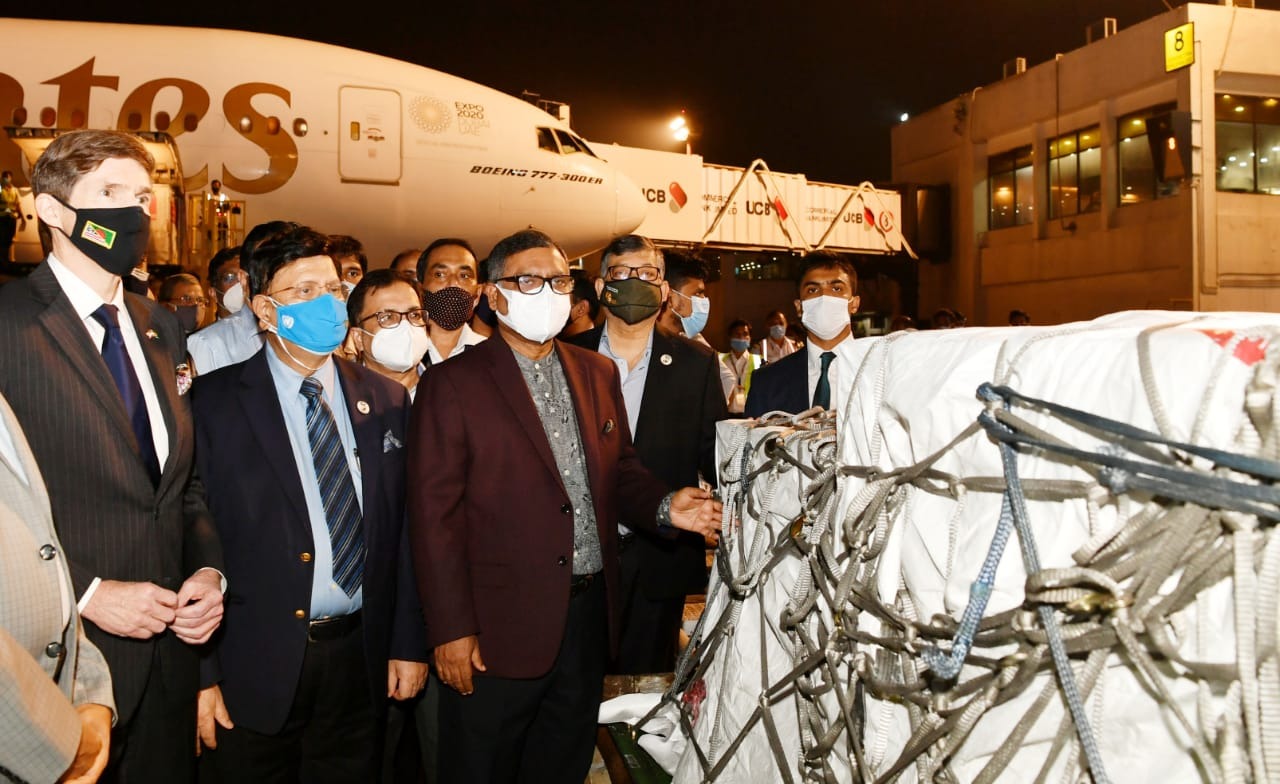 মর্ডানা’র টিকার প্রথম চালান ঢাকায় পৌঁছেছে