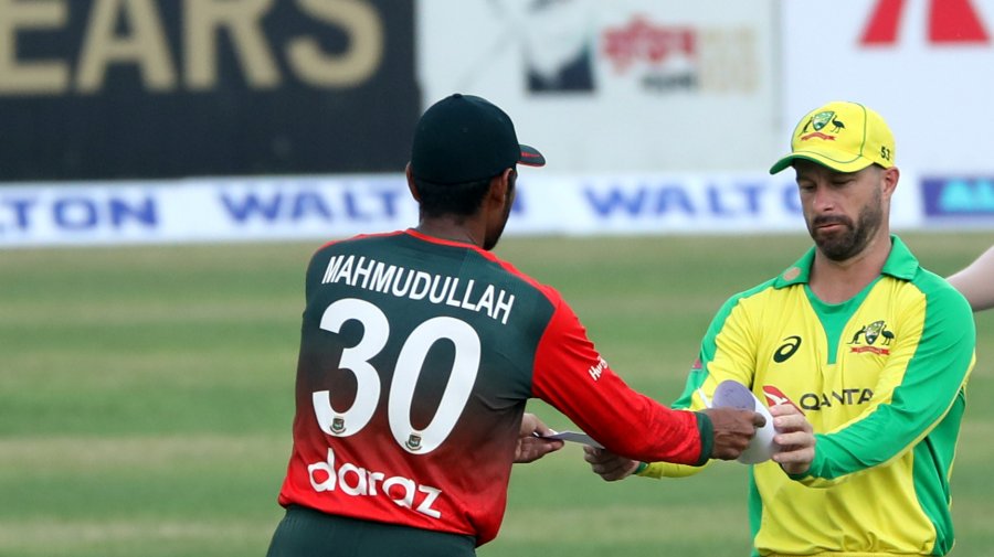 উইকেট বিলিয়ে দেয়ার খেলায় বাংলাদেশের ১৩১ রান