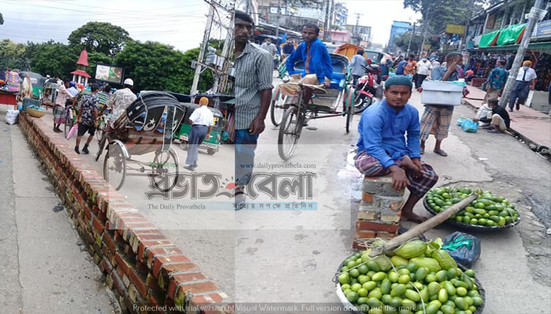 নগর ভবনের সামনেই সড়কে দেয়াল কার স্বার্থে?