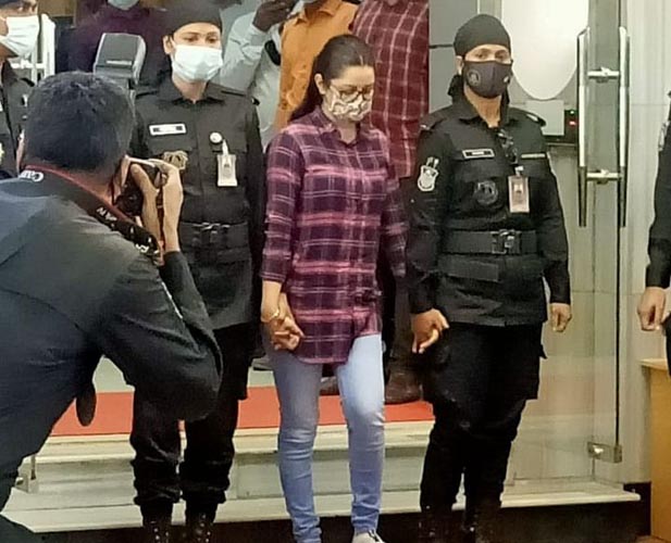 বৃহস্পতিবার রাতে আদালতে নেয়ার পথে পরীমণি