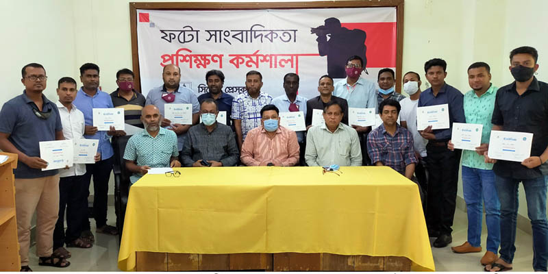 চ্যালেঞ্জের মুখে মূলধারার সাংবাদিকতা || দেবজিৎ সিং