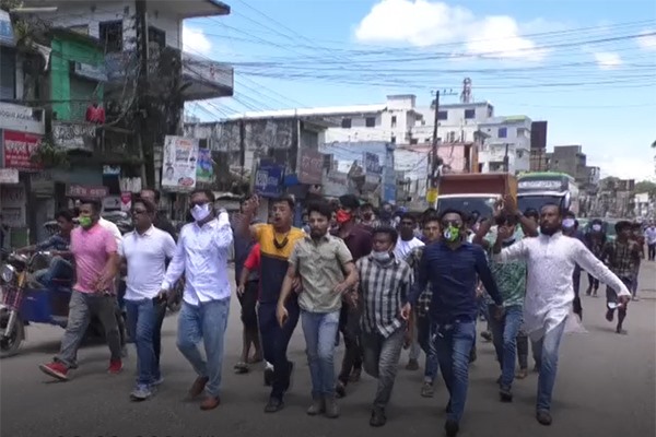 নোয়াখালীতে ১৪৪ ধারা ভঙ্গ করে মিছিলঃ পুলিশের লাঠিচার্জ, এলাকায় থমথমে পরিস্থিতি
