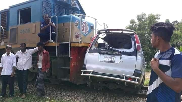 ভাটেরায় ট্রেনের ধাক্কায় নোহা লন্ডভন্ডঃ ঘটনাস্থলেই শিশুসহ ৫ জনের প্রাণহানি