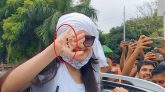 কারাফটকে হাত নাড়ছেন পরী ,ডোন্ট লাভ মি বিচ
