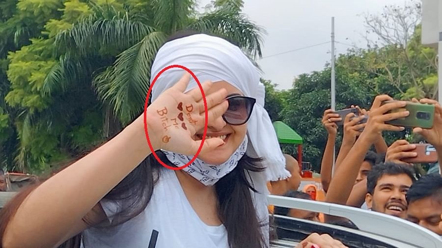 কারাফটকে হাত নাড়ছেন পরী ,ডোন্ট লাভ মি বিচ