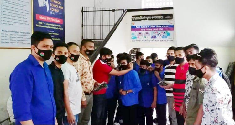 টেকনিক্যাল কলেজে ছাত্রদলের মাস্ক ও স্যানিটাইজার বিতরণ