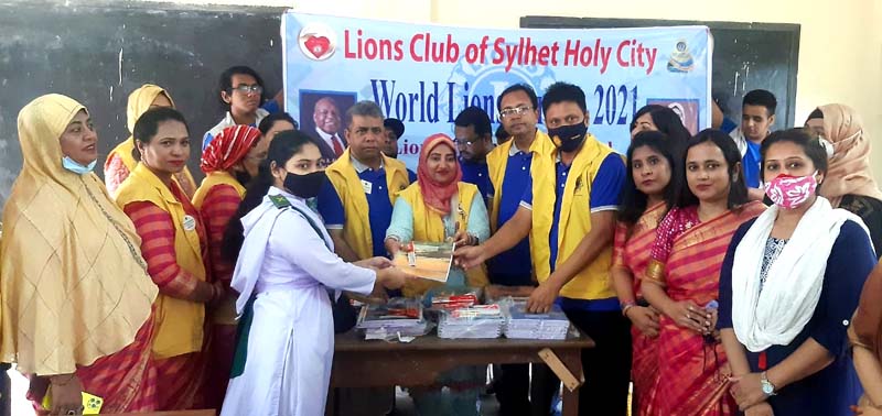 লায়ন্স ক্লাব অব সিলেট হলিসিটির  শিক্ষা ও স্বাস্থ্যসুরক্ষা উপকরণ বিতরণ