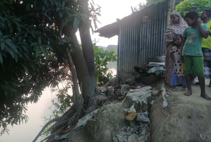 কুশিয়ারার ভাঙনে ভিটে হারা দিনমজুর পরিবার