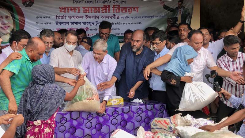 সিলেটে দূর্গত মানুষের পাশে বিএনপি মহাসচিব