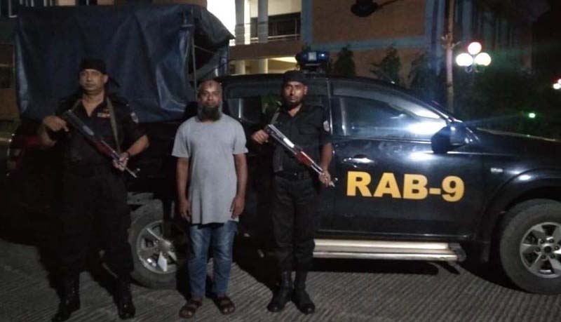 র‌্যাব’র  হাতে টিকিট কালোবাজারি গ্রেফতারঃ বুকিং সহকারী  বরখাস্ত