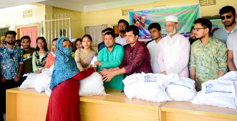 বন্যায় ক্ষতিগ্রস্তদের মাঝে সিকৃবি ছাত্রলীগের ত্রাণ বিতরণ