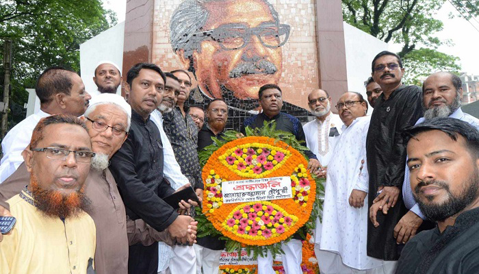 বঙ্গবন্ধুর প্রতিকৃতিতে মেয়র আনোয়ারুজ্জামান চৌধুরীর শ্রদ্ধা