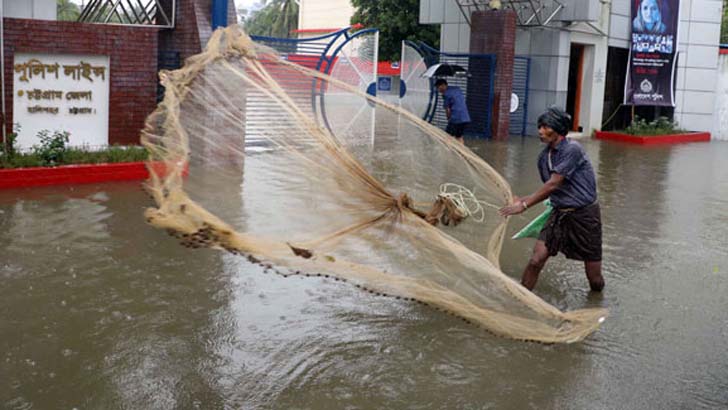 জলাবদ্ধ চট্টগ্রাম : রাস্তায় মাছ ধরছে জনতা