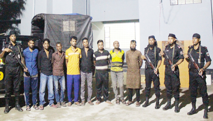 বি.বাড়িয়ায় ডাকাতির প্রস্তুতিকালে আটক ৮