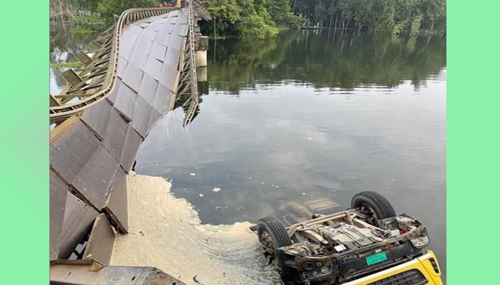 টাঙ্গাইলে মধ্যরাতে ট্রাকসহ ভেঙে পড়ল সেতু
