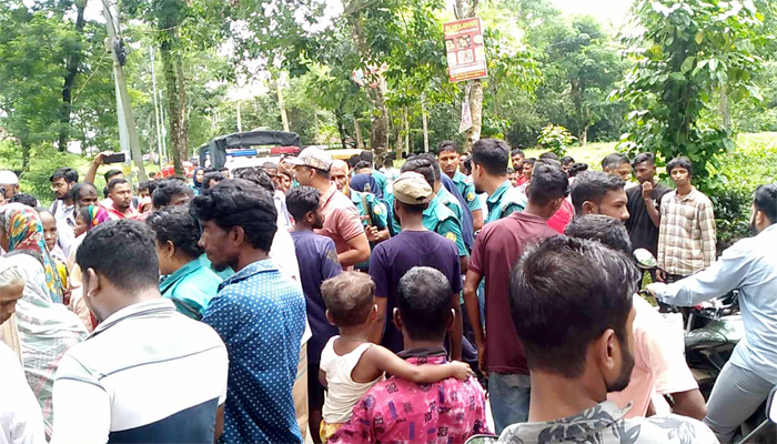 সিলেটে চা শ্রমিকদের সড়ক অবরোধ