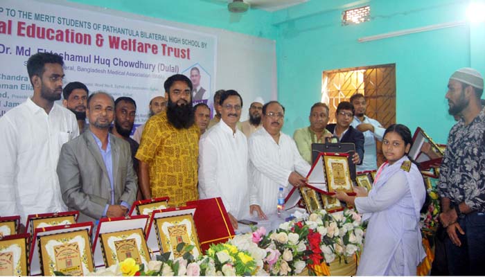 পাঠানটুলা দ্বিপাক্ষিক উচ্চ বিদ্যালয়ে কৃতি শিক্ষার্থীদের বৃত্তি প্রদান