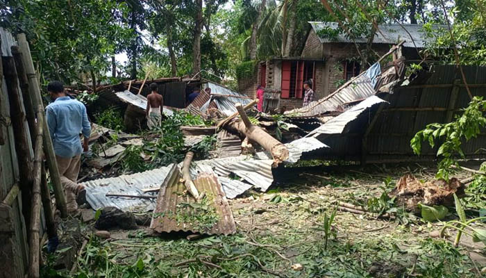 ৩ মিনিটের ঘূর্ণিঝড়ে লণ্ডভণ্ড পুরো গ্রাম