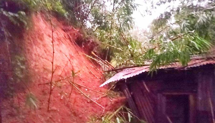 নবীগঞ্জে টিলা ধসে আহত ১০