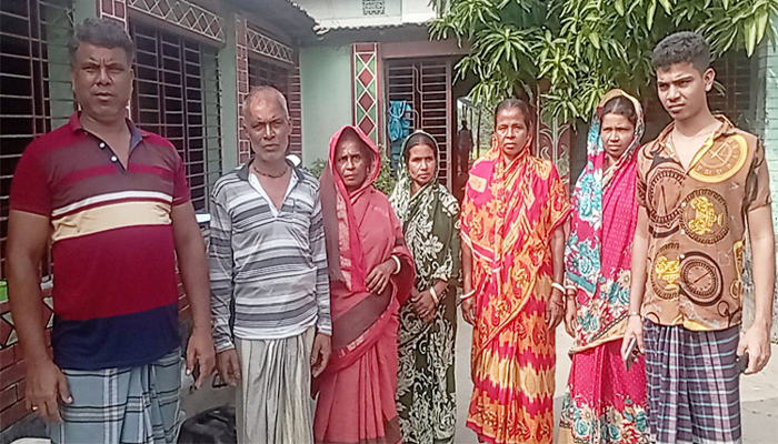 দেড় বছর ধরে একঘরে পাঁচ পরিবার