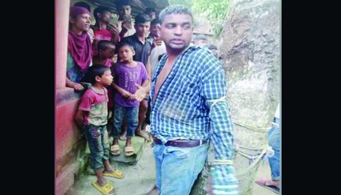 নারীর সঙ্গে আপত্তিকর অবস্থায় আটক ইউপি সদস্যকে গণধোলাই