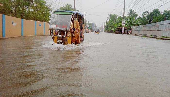 বৃষ্টিতে পানিবন্দি হবিগঞ্জ শহর, দুর্ভোগে জনজীবন