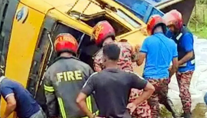 কুলাউড়ায় সারবোঝাই ট্রাক উল্টে নিহত ১