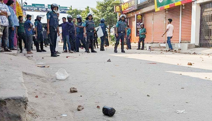 মাতুয়াইলে ককটেল বিস্ফোরণ: ৩ পুলিশ আহত, আটক ৩২