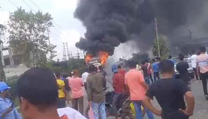 নারায়ণগঞ্জে যাত্রীবাহী বাসে আগুন, আহত ১০
