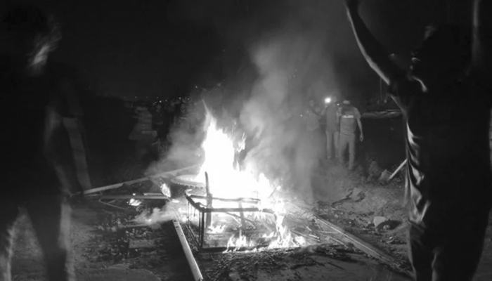 কুলাউড়ায় রেললাইনে আগুন, থামাতে হলো ট্রেন