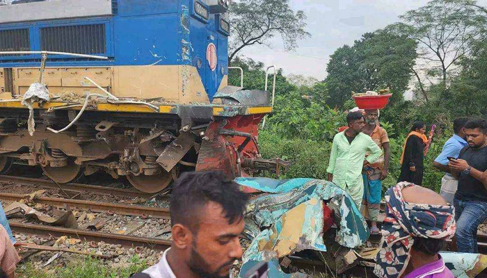 ভৈরবে ভয়াবহ ট্রেন দুর্ঘটনা: স্বজনদের আহাজারি