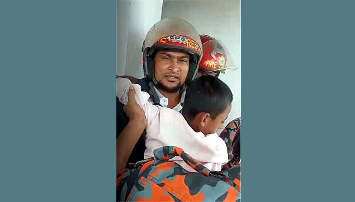 ৯৯৯-এ ফোন : পাঁচতলা ভবনের কার্নিশে আটকে পড়া শিশু উদ্ধার