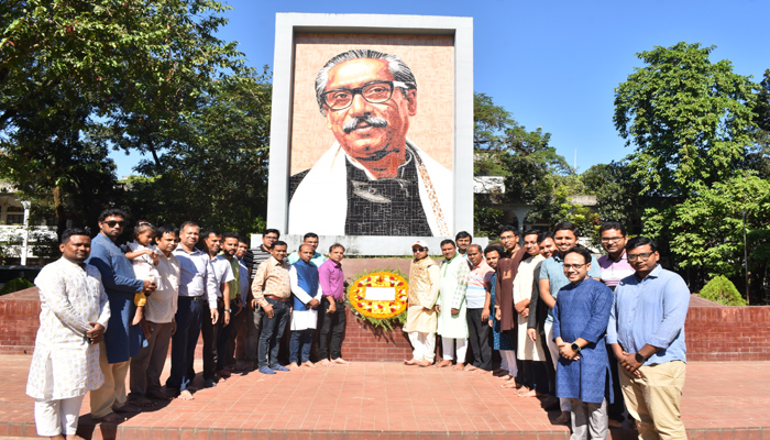 বঙ্গবন্ধুর ম্যুরালে স্বাধীনতা ব্যাংকার্স পরিষদ সিলেটের শ্রদ্ধা নিবেদন