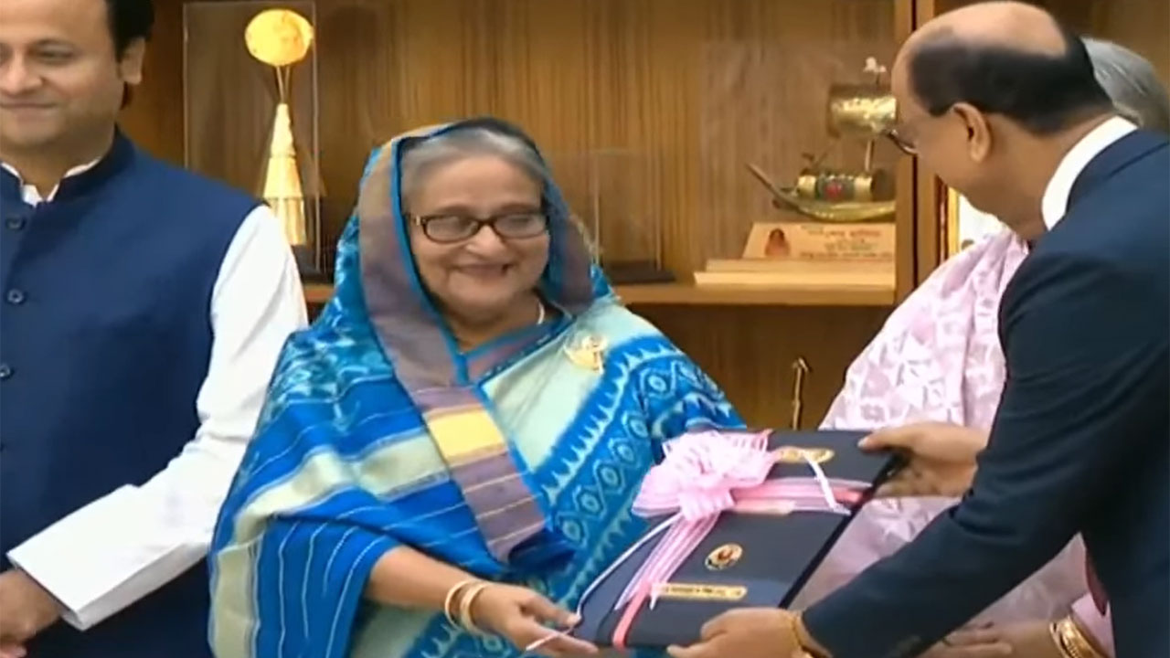 প্রধানমন্ত্রীর কাছে এইচএসসির ফল হস্তান্তর