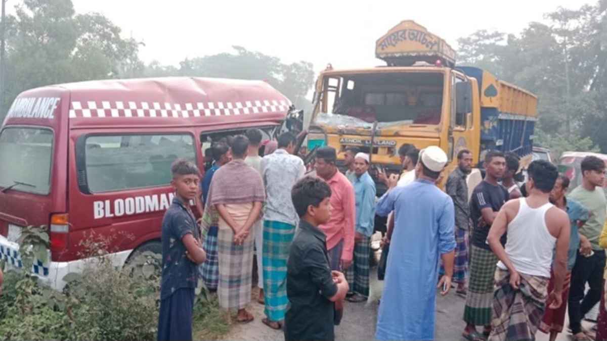 ট্রাকচাপায় অ্যাম্বুলেন্স চালক নিহত