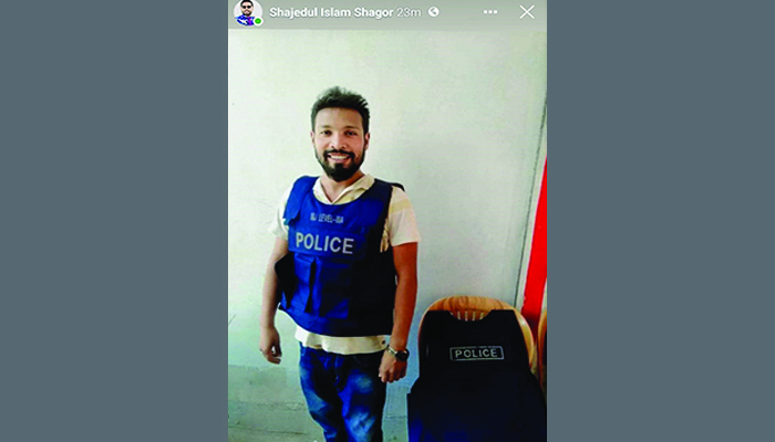 পুলিশের বুলেটপ্রুফ জ্যাকেটে স্বেচ্ছাসেবক লীগ নেতা!