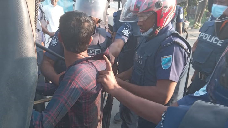 ঢাকা-চট্টগ্রাম মহাসড়কে গাড়ি ভাঙচুর, আটক ৪