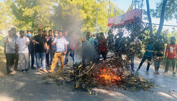 সিলেটে মহাসড়ক অবরোধ-সমর্থকদের বিক্ষোভ