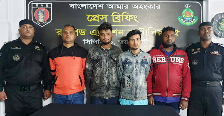 জয়পুরহাটে পর্নোগ্রাফি বিক্রির দায়ে আটক ৪