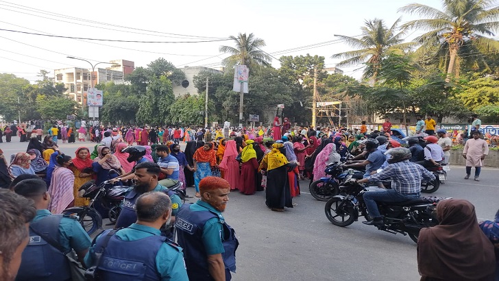 মিরপুরে গার্মেন্টস শ্রমিকদের সড়ক অবরোধ