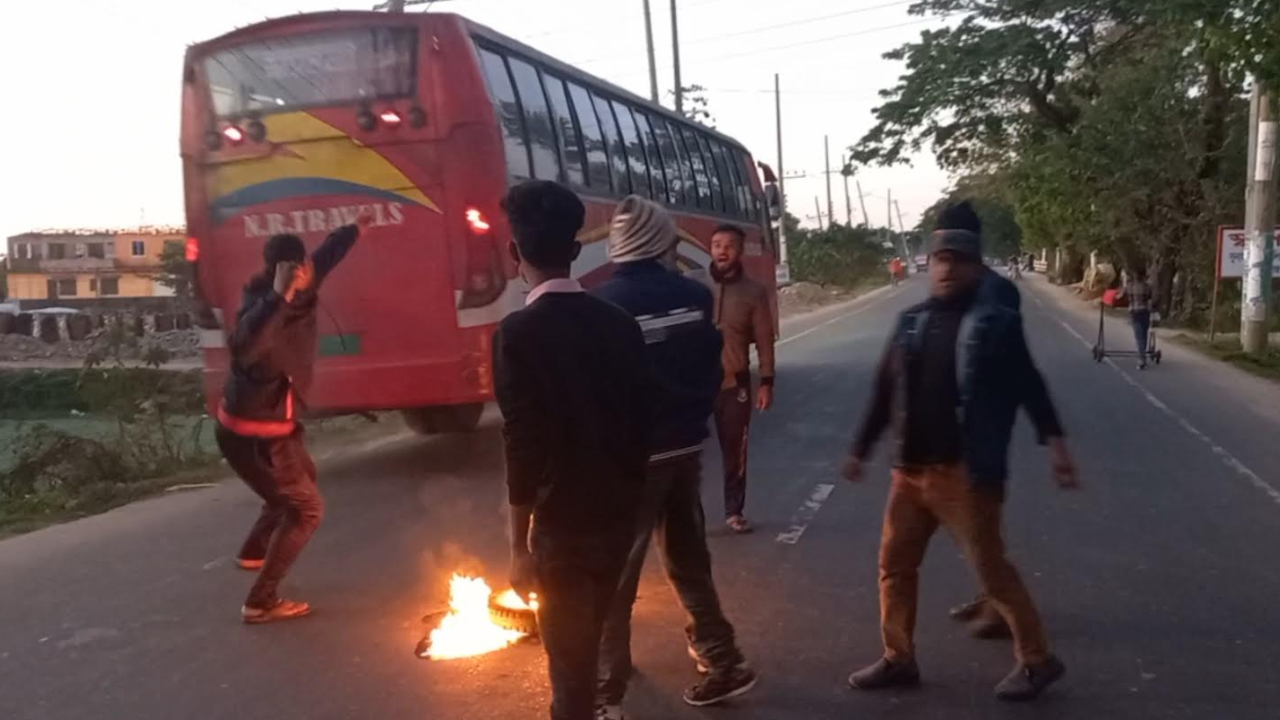 সুনামগঞ্জে টায়ার জ্বালিয়ে বিএনপির বিক্ষোভ