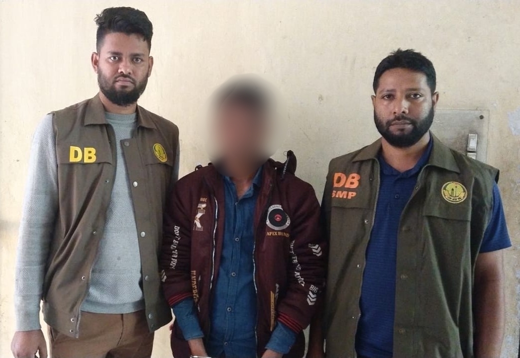 নাইওরপুলে চিনিসহ আটক ১