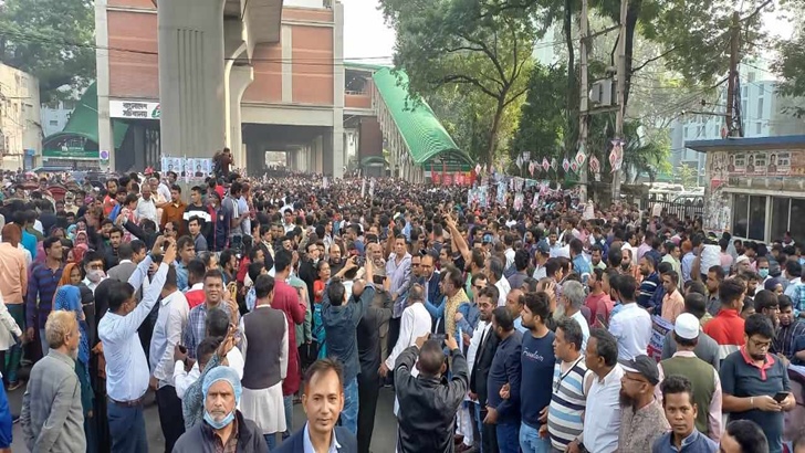 বিএনপির মানববন্ধন : স্লোগানে মুখরিত প্রেসক্লাব প্রাঙ্গণ