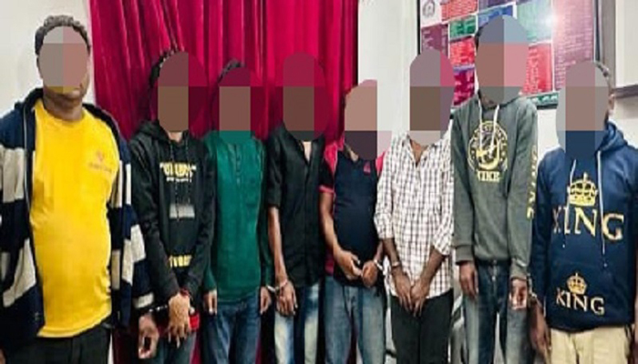 চাঁদনীঘাট থেকে ৮ ‘জুয়াড়ি’ গ্রেপ্তার