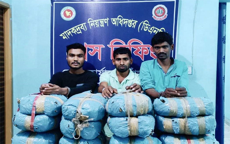 চাঁদপুরে ৪০ কেজি গাঁজাসহ আটক ৩