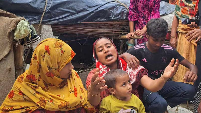 ‘ঝি-পুত লইয়া এই সাগর কিবায় পাড়ি দেম’
