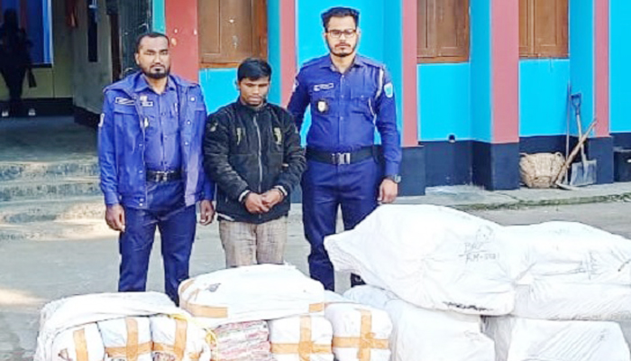 জৈন্তাপুরে ভারতীয় শাড়িসহ যুবক আটক