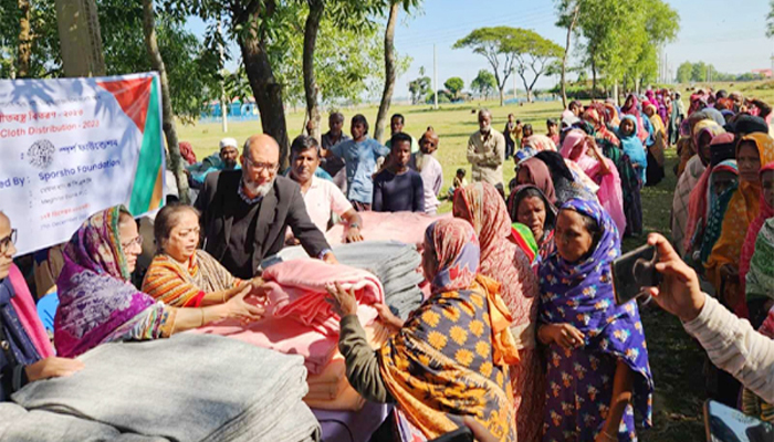 জৈন্তাপুরে স্পর্শ ফাউন্ডেশনের শীতবস্ত্র বিতরণ