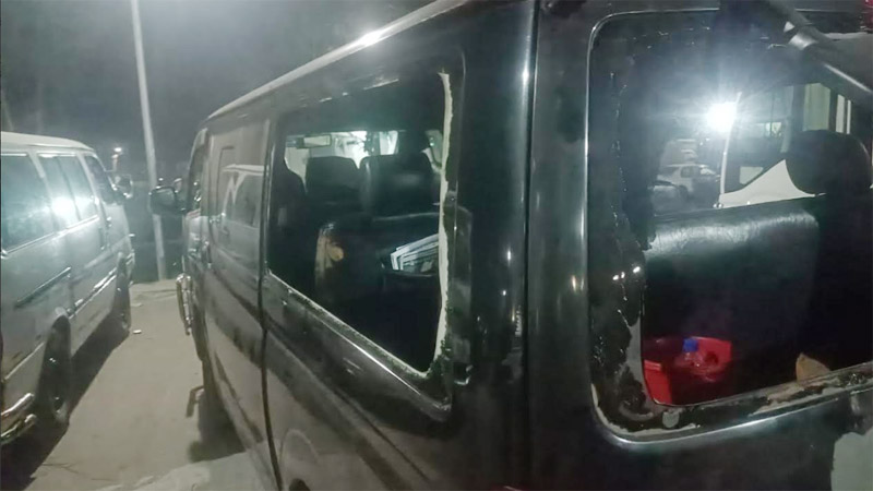 কুমিল্লায় স্বতন্ত্র প্রার্থীর গাড়ি বহরে হামলা-ভাঙচুর
